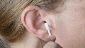 Уменьшается слуховое отверстие в ухе