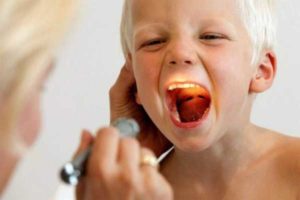 Булькающие звуки в горле у ребенка