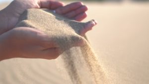 Песок на руках