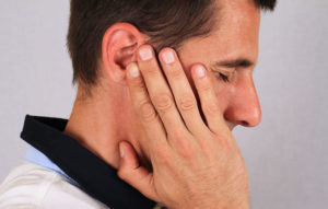 Заложенность уха и головная боль