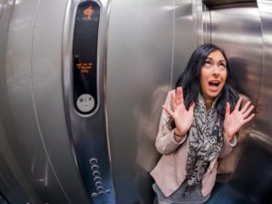 Очень сильная боязнь лифтов
