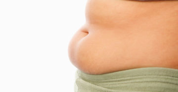 Выпирает живот